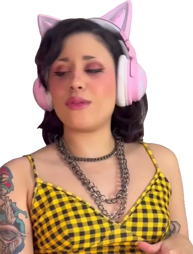 Bacon de cabelo preto curto, fone rosa de orelha de gato e top xadrez amarelo