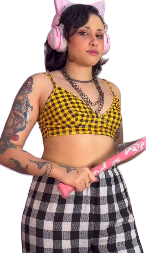 Bacon de cabelo preto, fone rosa de orelha de gato, top xadrez amarelo e taco de beisebol rosa na mão